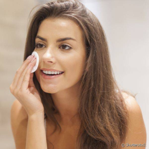 O segredo para manter a pele saud?vel ? nunca esquecer de remover a maquiagem antes de dormir (Foto: Shutterstock)